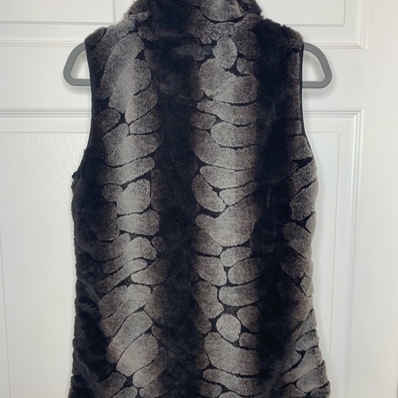 Straight Down Women’s United Golf Faux Fur Vest - Picture 7 of 7